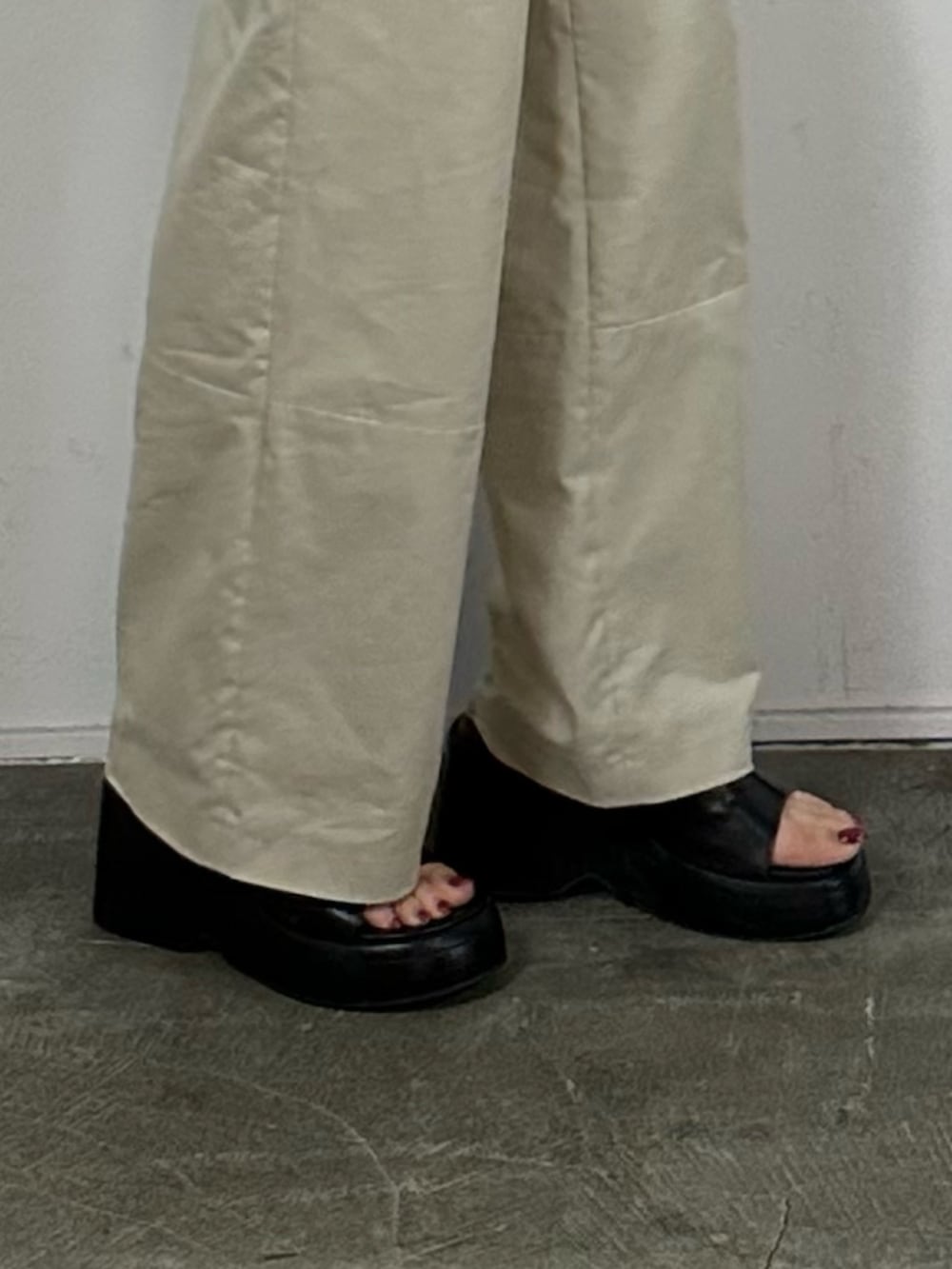 ホワイト系のその他パンツ、ホワイト系のシャツ/ブラウス、ブラック系のサンダルを着用したレディースの夏コーディネートの7枚目の写真