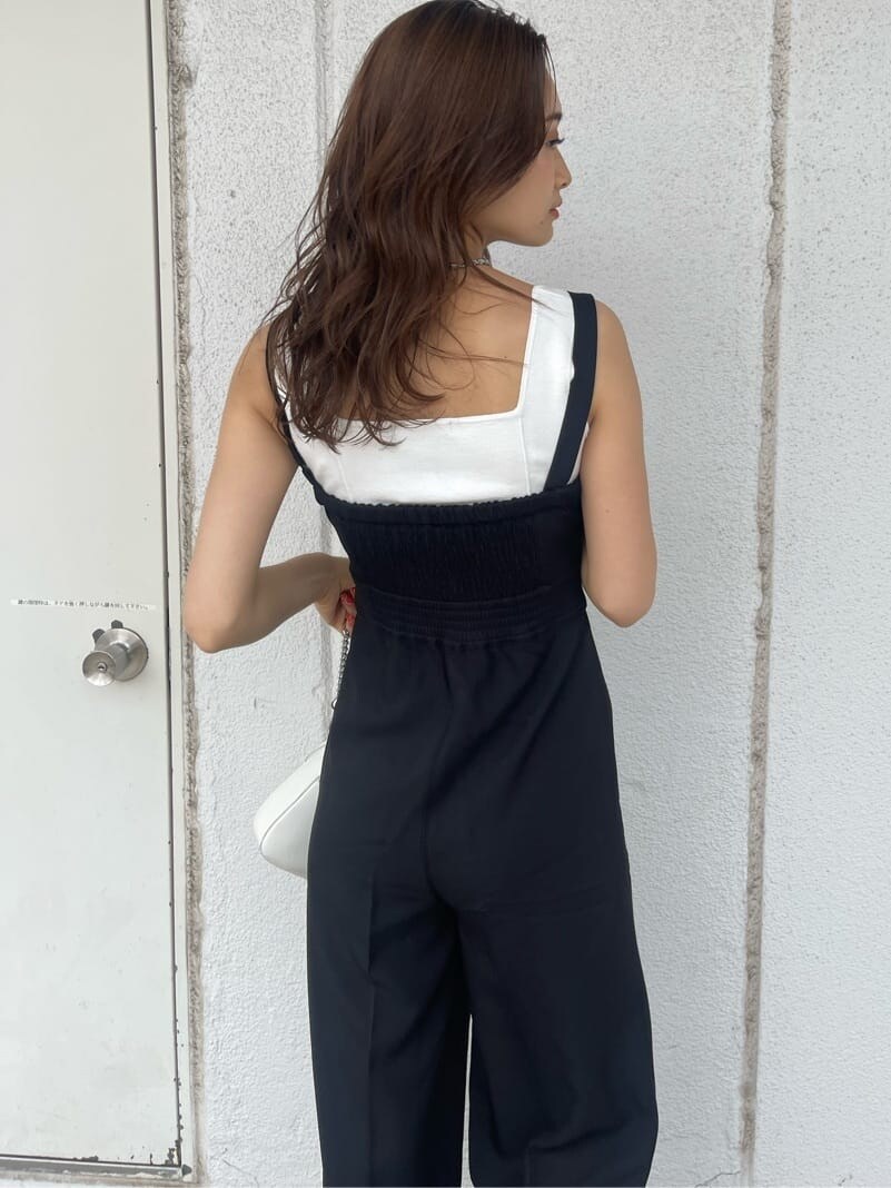 ホワイト系のタンクトップ、ブラック系のサンダル、ブラック系のつなぎ/オールインワンを着用したレディースの夏コーディネートの6枚目の写真