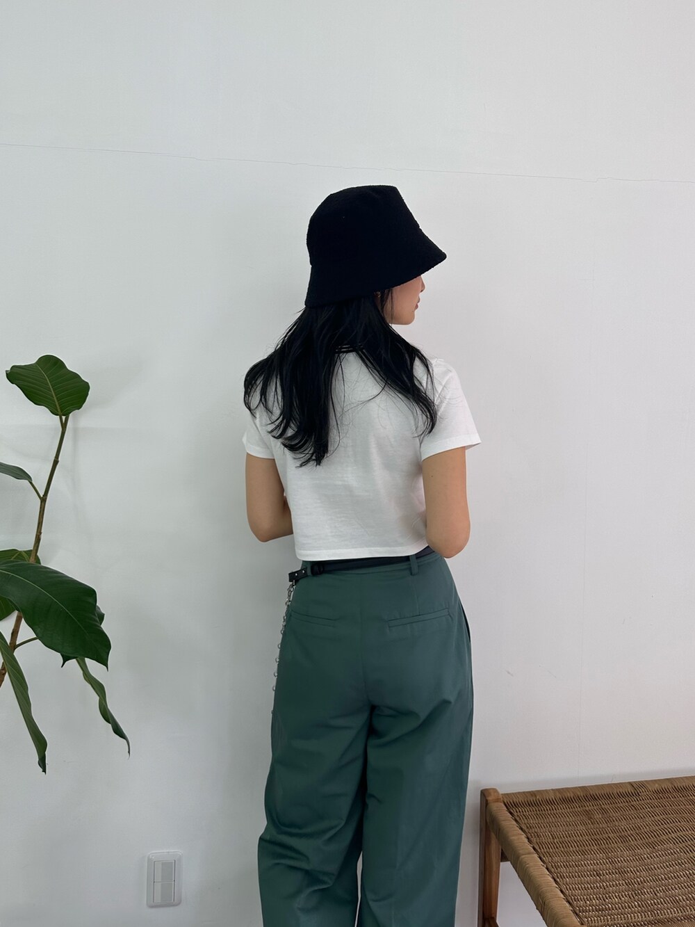 グリーン系のその他パンツ、ホワイト系のTシャツ/カットソー、ブラック系のサンダルを着用したレディースの夏コーディネートの5枚目の写真