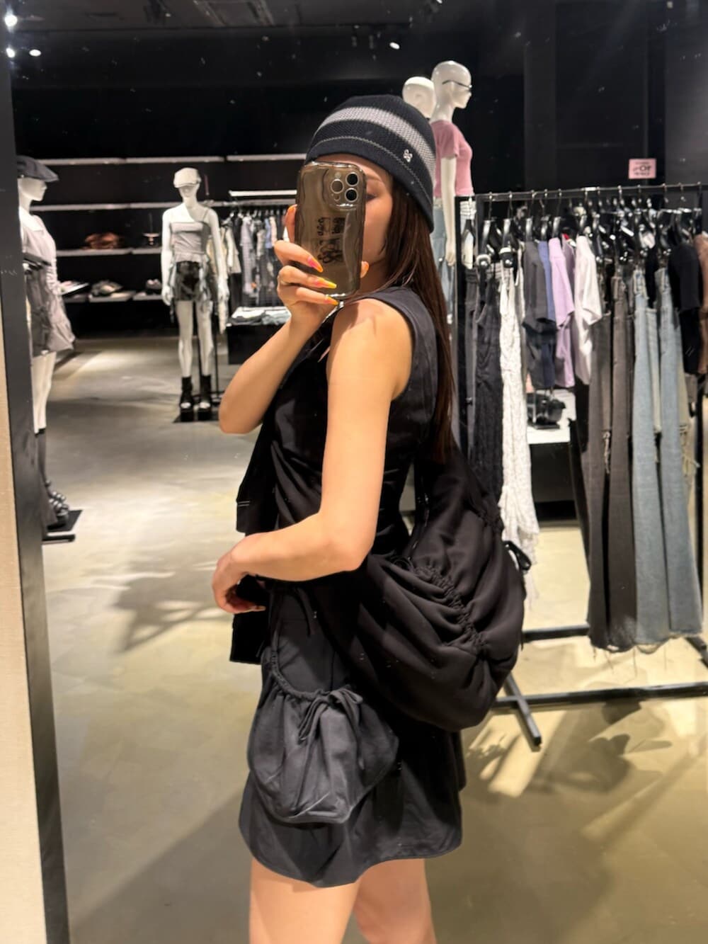 ブラック系のスカート、ブラック系のサンダル、ブラック系のTシャツ/カットソーを着用したレディースの夏コーディネートの6枚目の写真