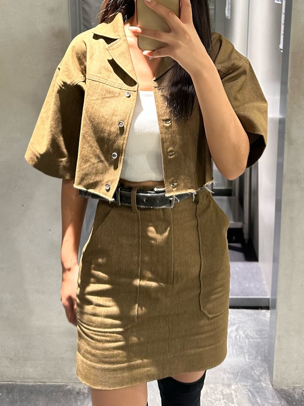 ブラック系のブーツ、ブラウン系のシャツ/ブラウス、ブラウン系のスカートを着用したレディースの夏コーディネートの5枚目の写真