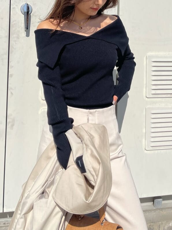 ベージュ系のトレンチコート、ホワイト系のその他パンツ、ブラウン系のハンドバッグを着用したレディースの冬コーディネートの7枚目の写真