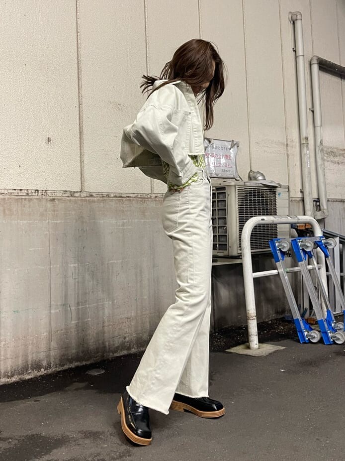 ブラック系のローファー、ホワイト系のデニムジャケット、その他のTシャツ/カットソーを着用したレディースの冬コーディネートの2枚目の写真