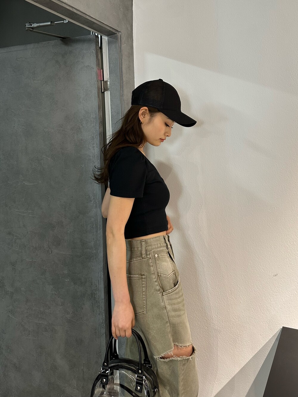 ベージュ系のデニムパンツ、その他のハンドバッグ、ブラック系のTシャツ/カットソーを着用したレディースの春コーディネートの4枚目の写真