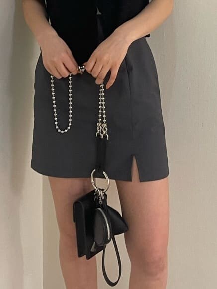 イエロー系のタンクトップ、ブラック系のスニーカー、ブラック系のハンドバッグを着用したレディースの春コーディネートの5枚目の写真