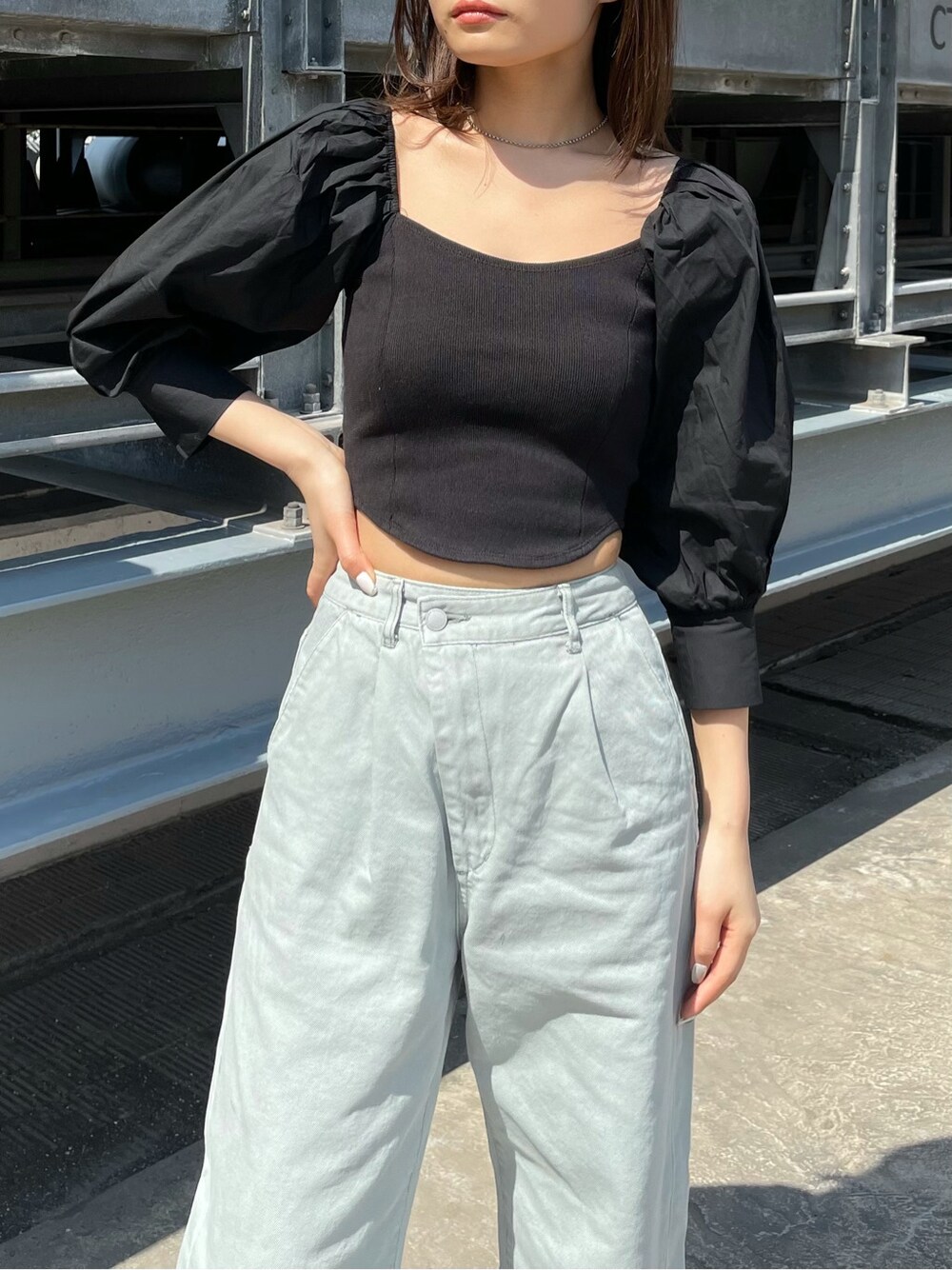 ホワイト系のサンダル、グリーン系のデニムパンツ、ブラック系のシャツ/ブラウスを着用したレディースの春コーディネートの2枚目の写真