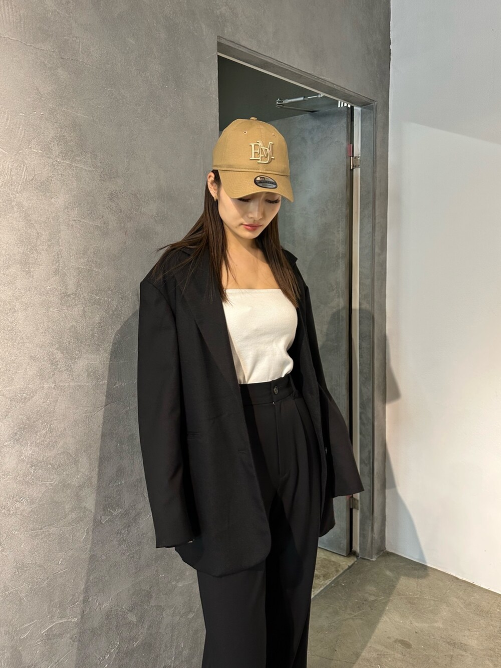 ブラック系のその他パンツ、ブラック系のテーラードジャケット、ブラック系のスニーカーを着用したレディースの冬コーディネートの5枚目の写真
