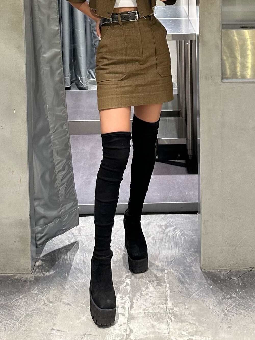 ブラック系のブーツ、ブラウン系のシャツ/ブラウス、ブラウン系のスカートを着用したレディースの夏コーディネートの6枚目の写真