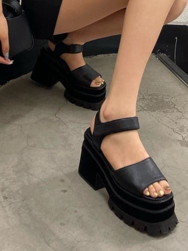 ブラック系のスカート、ブラック系のサンダル、ブラック系のTシャツ/カットソーを着用したレディースの夏コーディネートの5枚目の写真