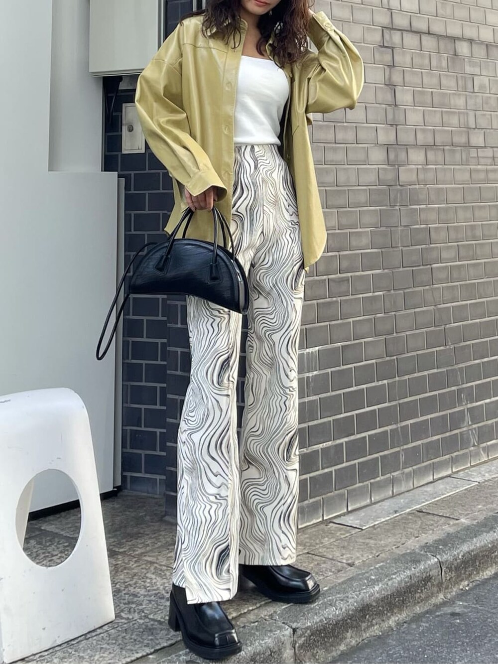 その他のその他パンツ、ブラック系のブーツ、イエロー系のシャツ/ブラウスを着用したレディースの秋コーディネートの2枚目の写真