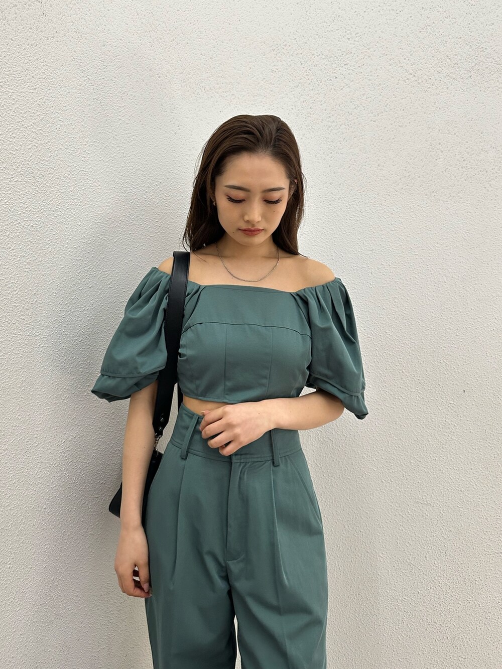 グリーン系のその他パンツ、グリーン系のシャツ/ブラウス、ブラック系のサンダルを着用したレディースの春コーディネートの5枚目の写真