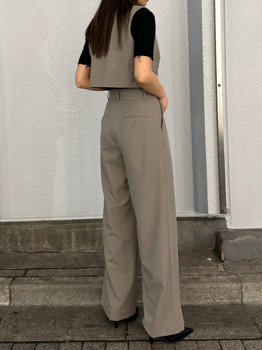 その他のベスト、その他のその他パンツ、ブラック系のパンプスを着用したレディースの春コーディネートの3枚目の写真