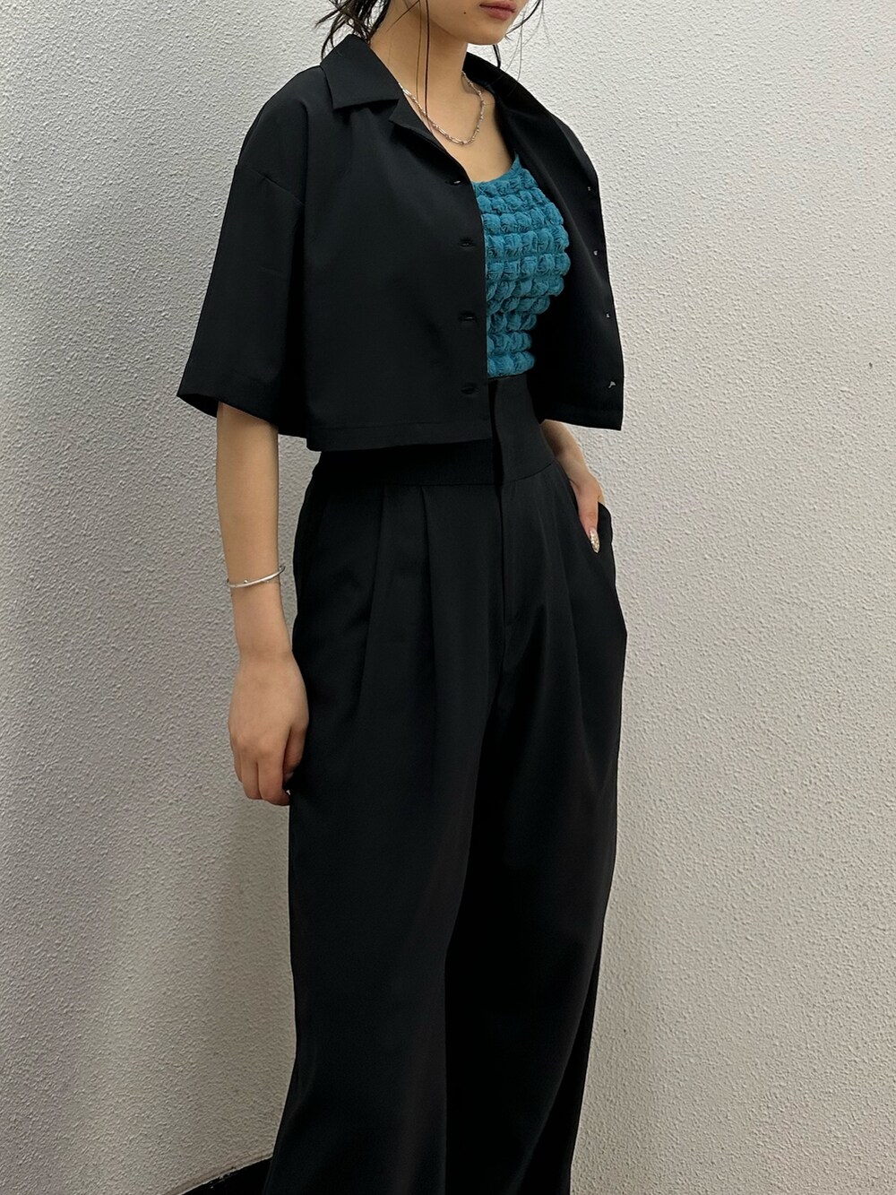 ブラック系のサンダル、ブルー系のタンクトップ、ブラック系のその他パンツを着用したレディースの夏コーディネートの4枚目の写真