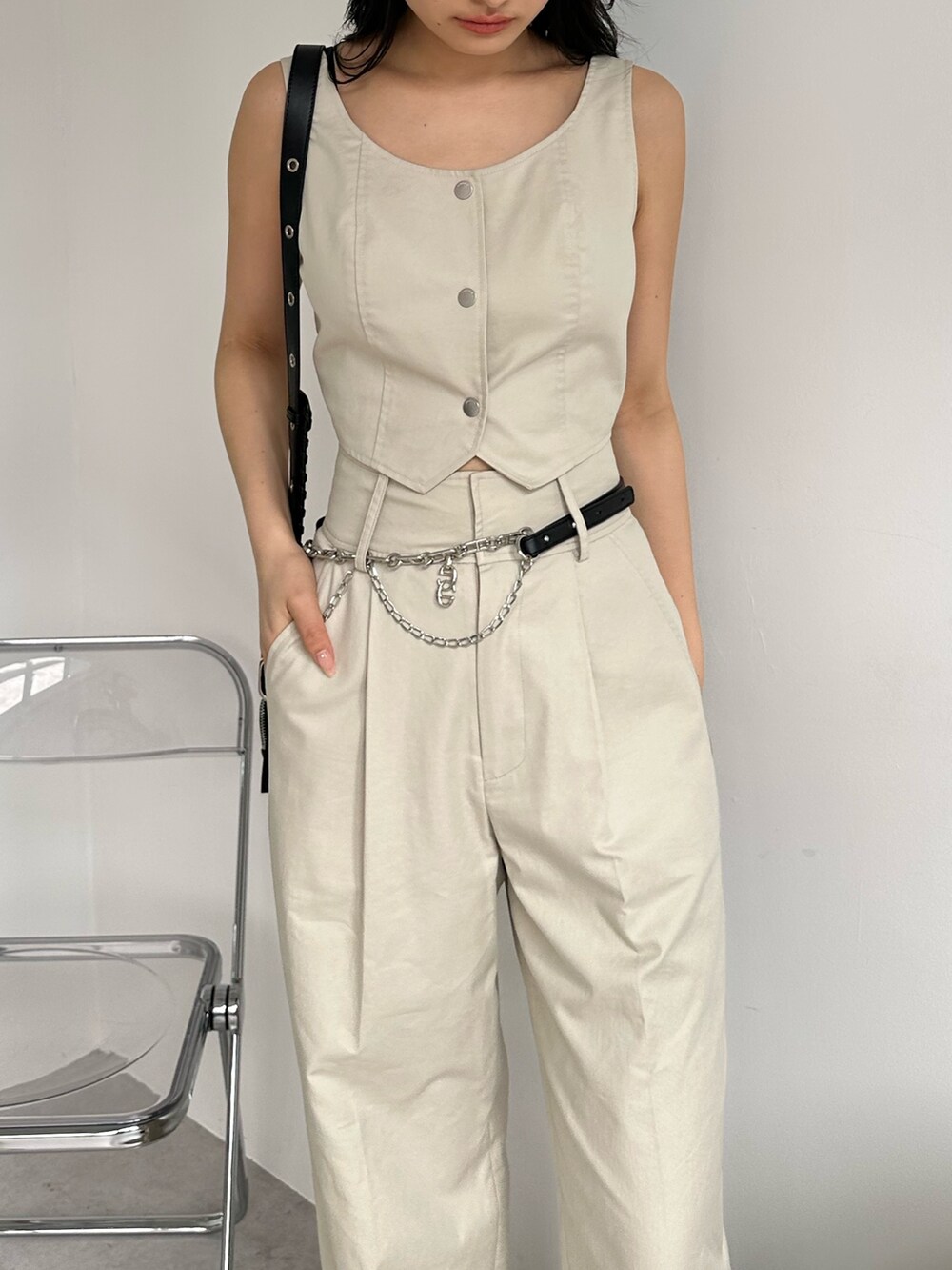ホワイト系のその他パンツ、ホワイト系のキャミソール、ブラック系のショルダーバッグを着用したレディースの夏コーディネートの6枚目の写真