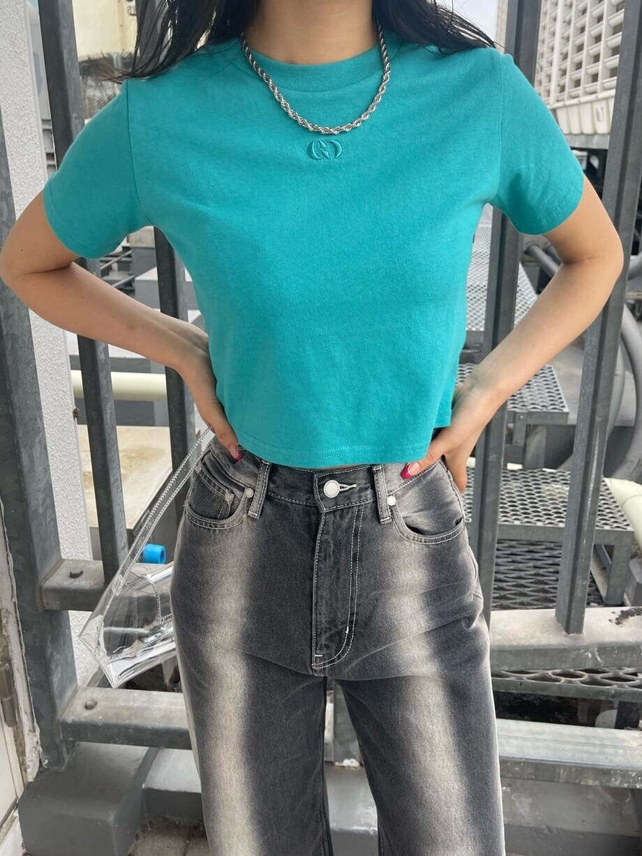 ブラック系のサンダル、ブルー系のTシャツ/カットソー、ブラック系のデニムパンツを着用したレディースの春コーディネートの6枚目の写真