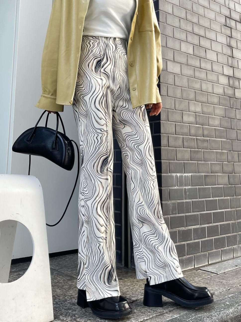 その他のその他パンツ、ブラック系のブーツ、イエロー系のシャツ/ブラウスを着用したレディースの秋コーディネートの6枚目の写真