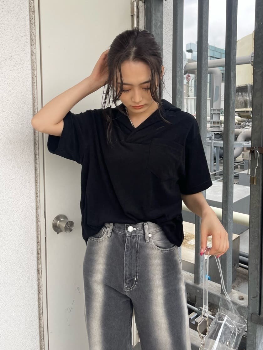 ブラック系のサンダル、ブラック系のデニムパンツ、その他のハンドバッグを着用したレディースの春コーディネートの4枚目の写真