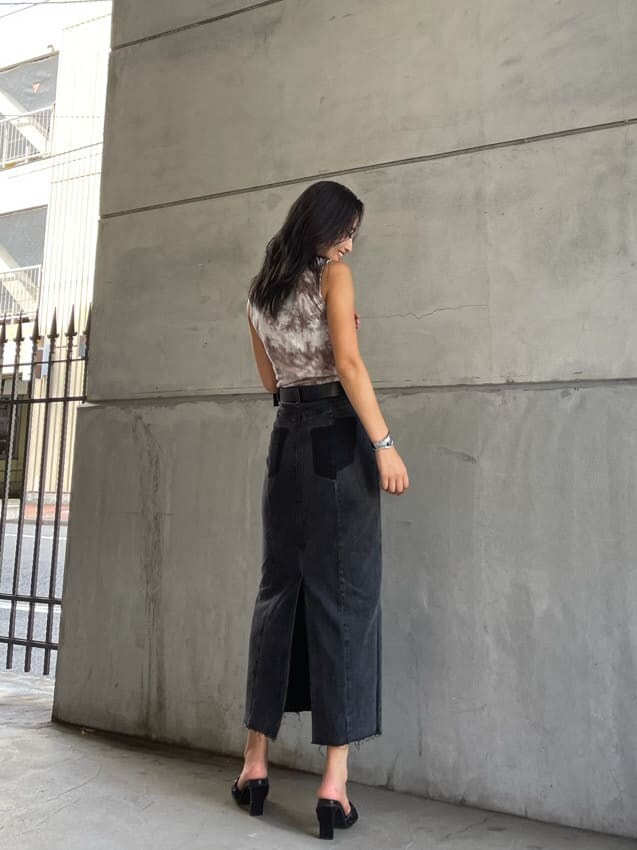 ブラック系のデニムスカート、その他のTシャツ/カットソー、ブラック系のサンダルを着用したレディースの夏コーディネートの4枚目の写真