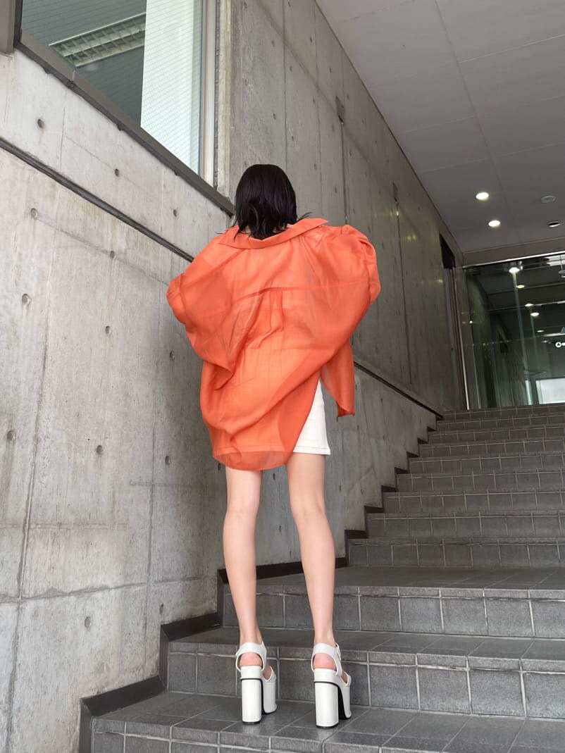 ホワイト系のサンダル、ホワイト系のTシャツ/カットソー、オレンジ系のシャツ/ブラウスを着用したレディースの夏コーディネートの4枚目の写真