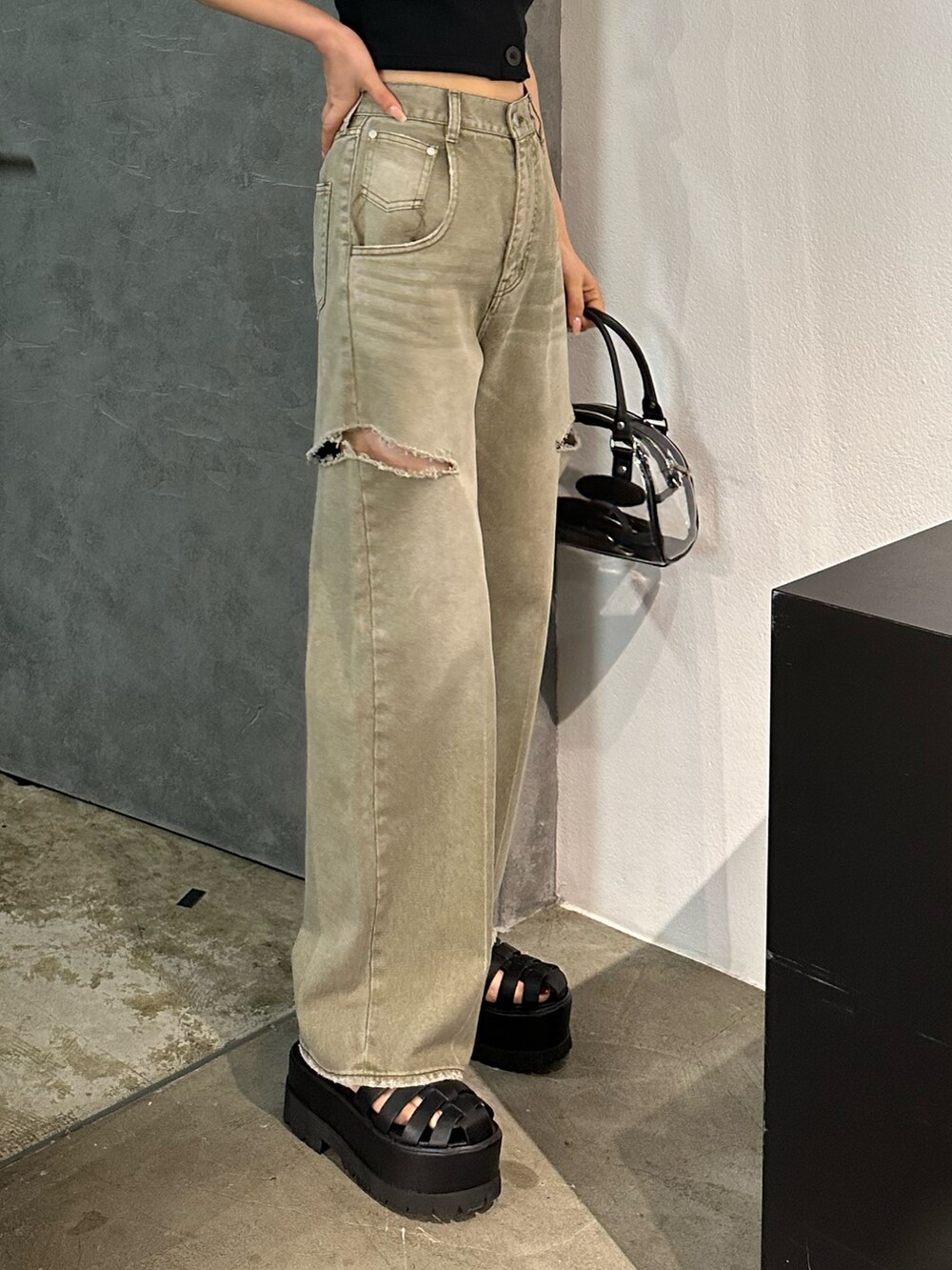 ベージュ系のデニムパンツ、その他のハンドバッグ、ブラック系のTシャツ/カットソーを着用したレディースの春コーディネートの8枚目の写真