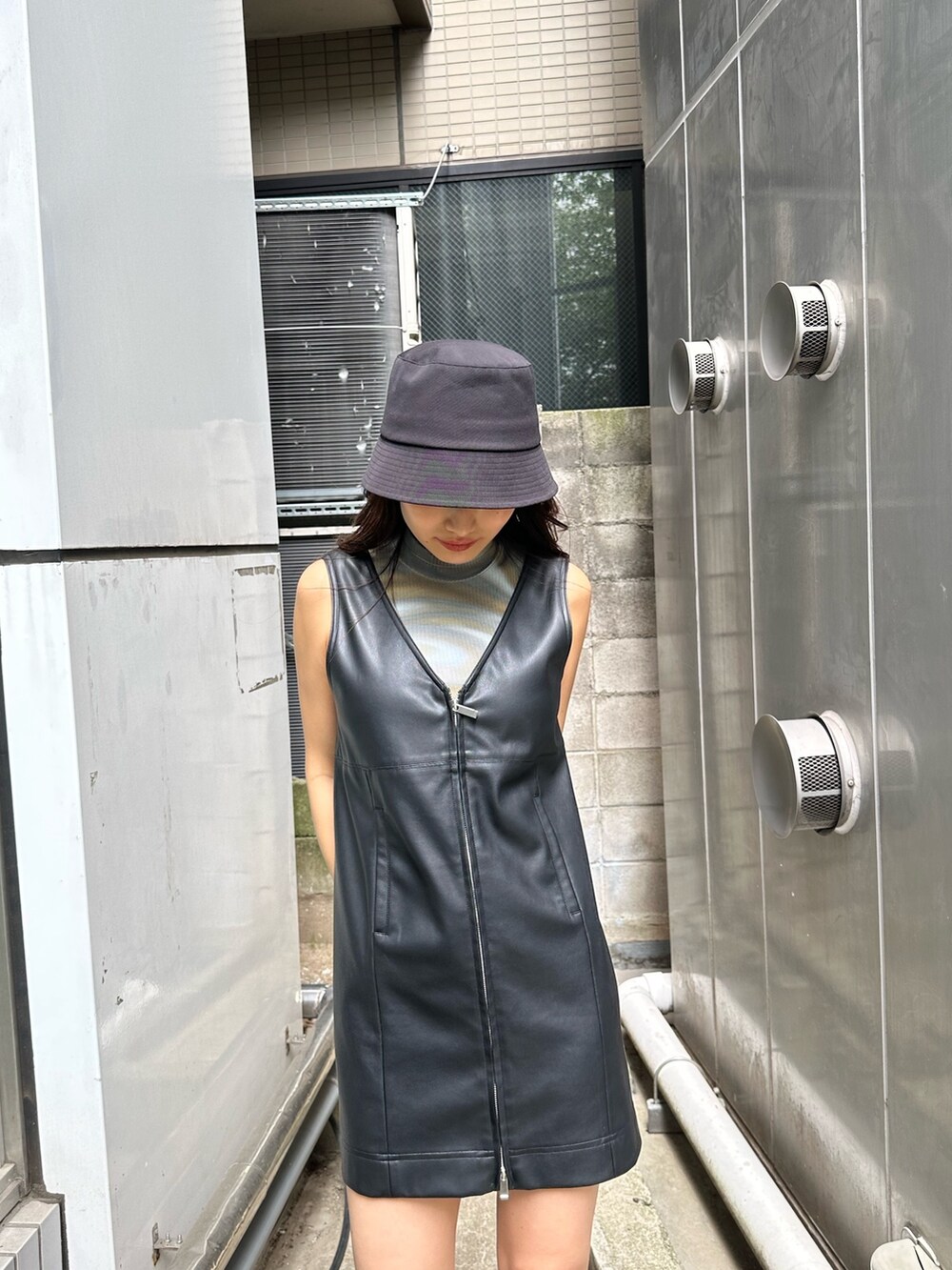 ブラック系のワンピース、ブラック系のブーツ、その他のタンクトップを着用したレディースの夏コーディネートの4枚目の写真