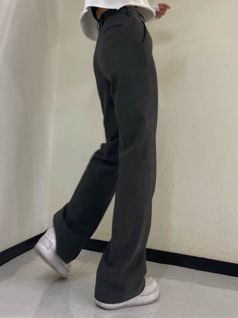 グレー系のムートンコート、ホワイト系のTシャツ/カットソー、グレー系のその他パンツを着用したレディースの冬コーディネートの9枚目の写真