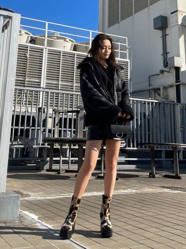 その他のブーツ、ブラック系のニット/セーター、ブラック系のスカートを着用したレディースの冬コーディネートの3枚目の写真