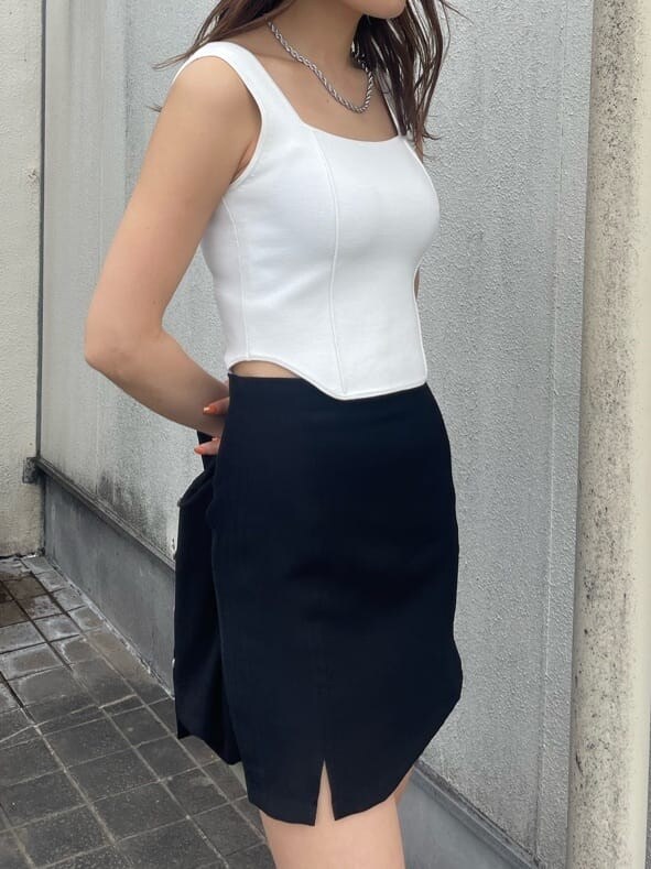 その他のシャツ/ブラウス、ブラック系のスカート、ブラック系のサンダルを着用したレディースの春コーディネートの6枚目の写真