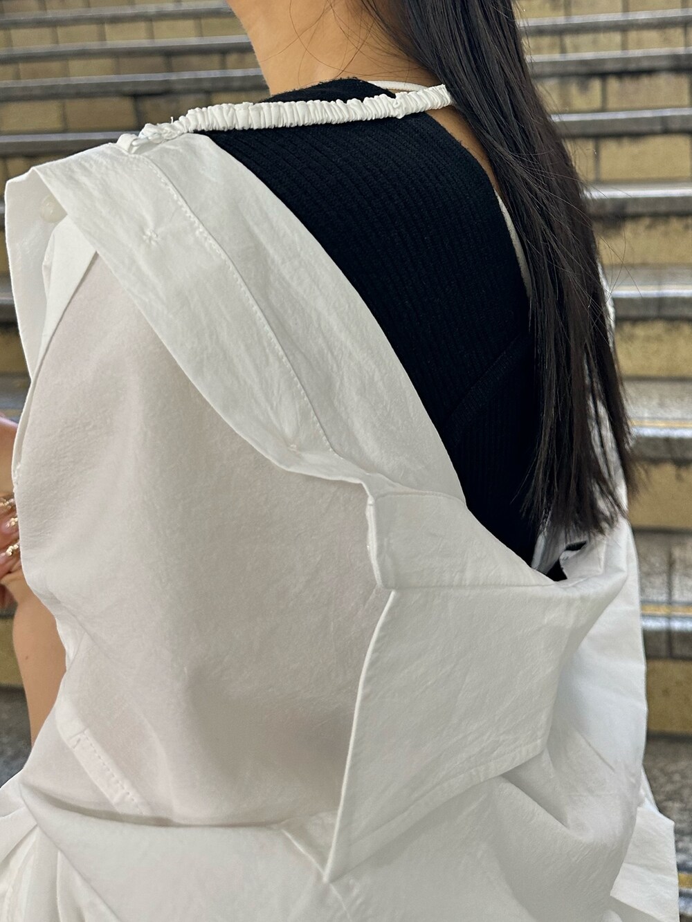 ブラック系のワンピース、ホワイト系のシャツ/ブラウス、ホワイト系のサンダルを着用したレディースの春コーディネートの6枚目の写真