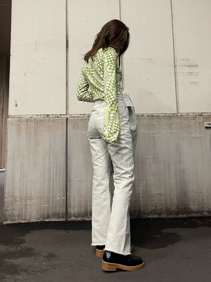 ブラック系のローファー、ホワイト系のデニムジャケット、その他のTシャツ/カットソーを着用したレディースの冬コーディネートの6枚目の写真