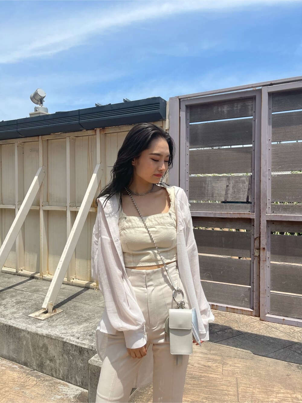 ベージュ系のその他トップス、ブラック系のサンダル、ホワイト系のシャツ/ブラウスを着用したレディースの夏コーディネートの4枚目の写真