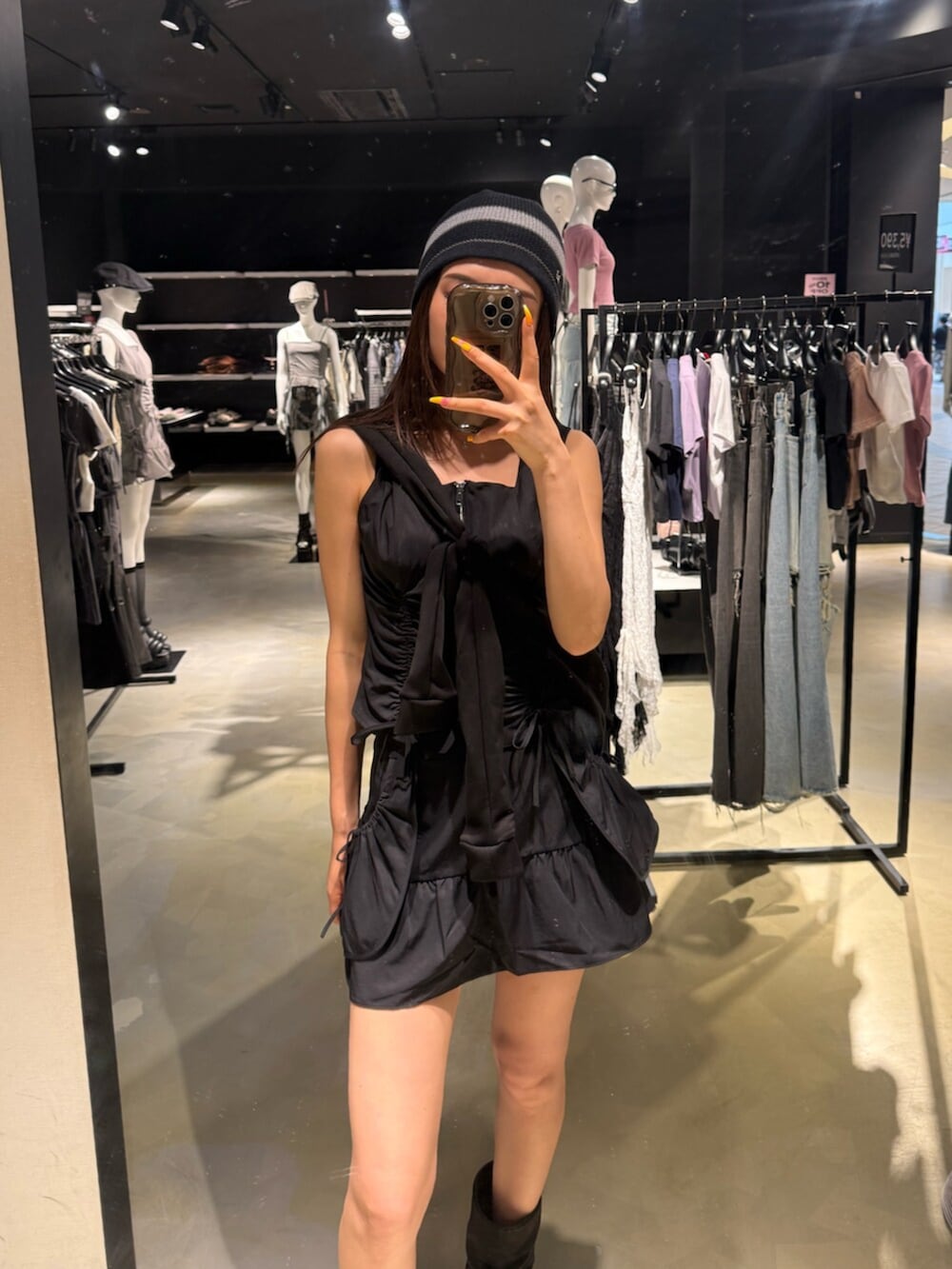 ブラック系のスカート、ブラック系のサンダル、ブラック系のTシャツ/カットソーを着用したレディースの夏コーディネートの4枚目の写真