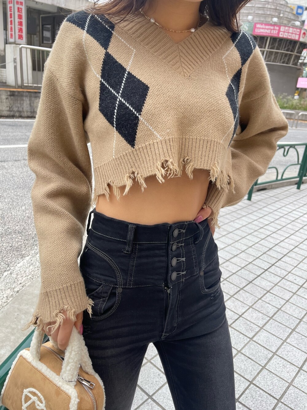 その他のニット/セーター、ベージュ系のハンドバッグ、ブラック系のブーツを着用したレディースの冬コーディネートの7枚目の写真