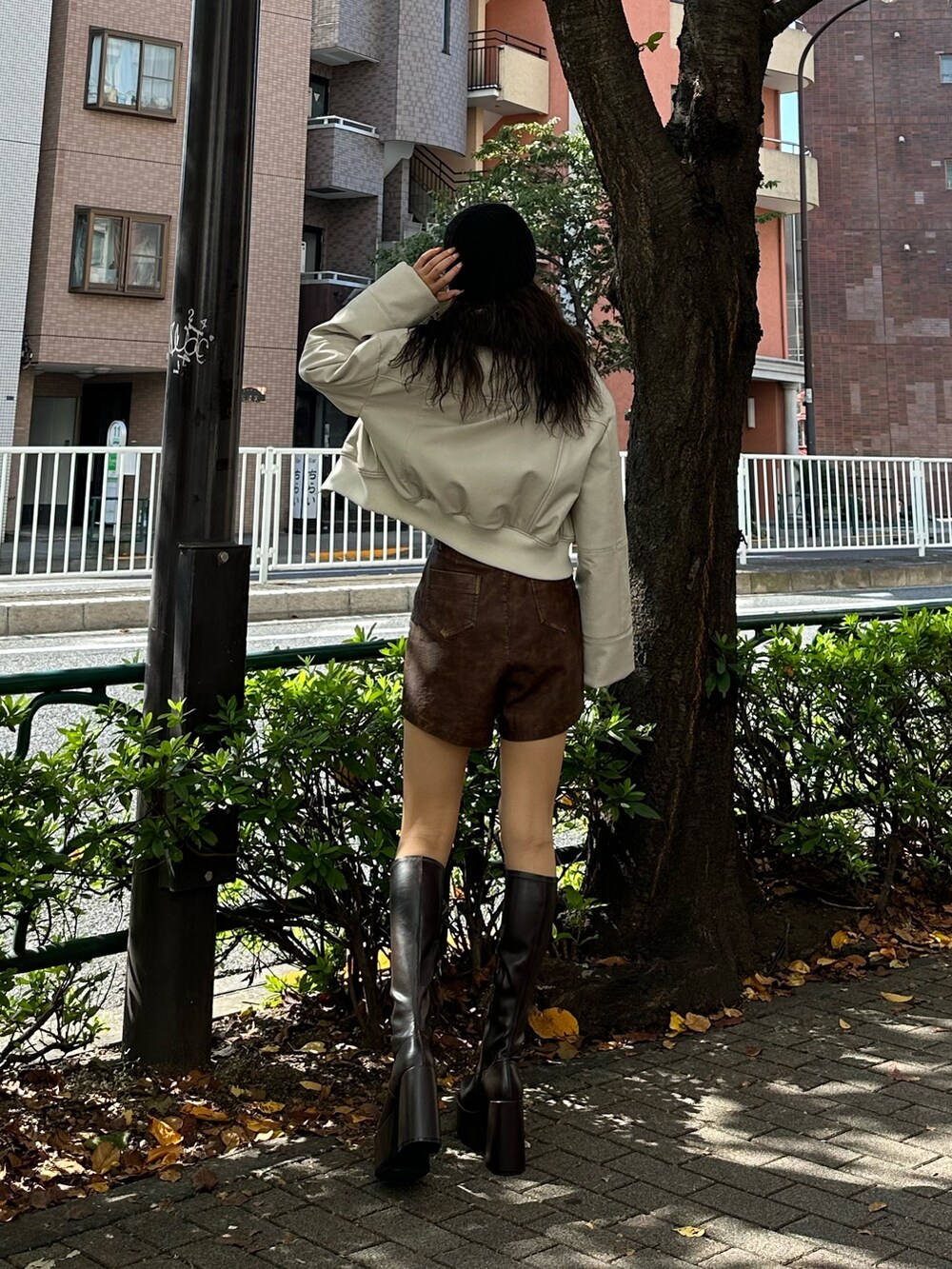 ブラウン系のその他パンツ、ホワイト系のブルゾン、ブラック系のニット/セーターを着用したレディースの秋コーディネートの3枚目の写真