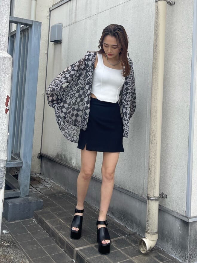 その他のシャツ/ブラウス、ブラック系のスカート、ブラック系のサンダルを着用したレディースの春コーディネートの2枚目の写真