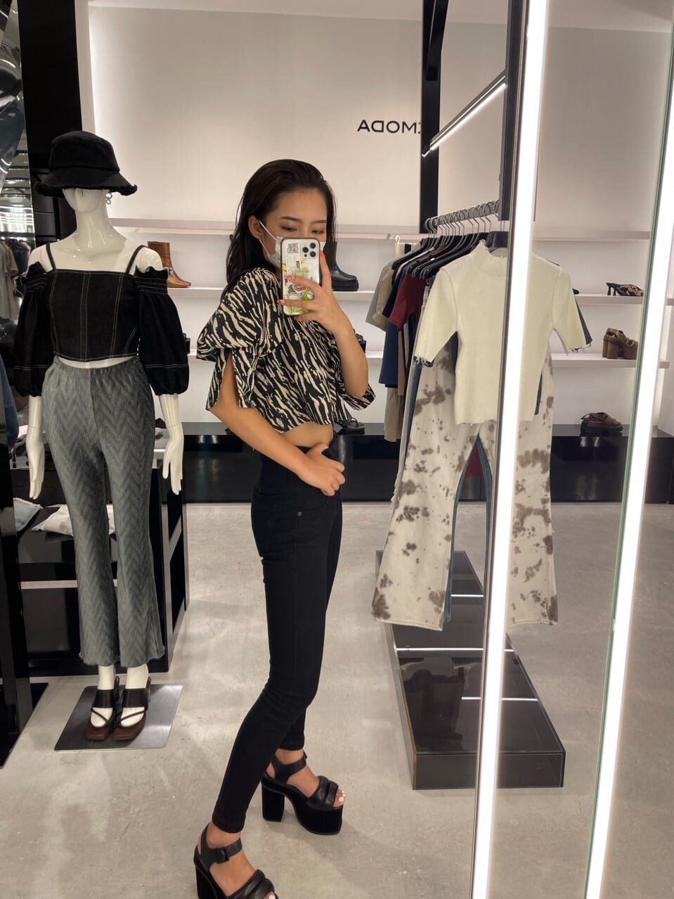 ブラック系のサンダル、ブラック系のデニムパンツ、その他のシャツ/ブラウスを着用したレディースの夏コーディネートの3枚目の写真