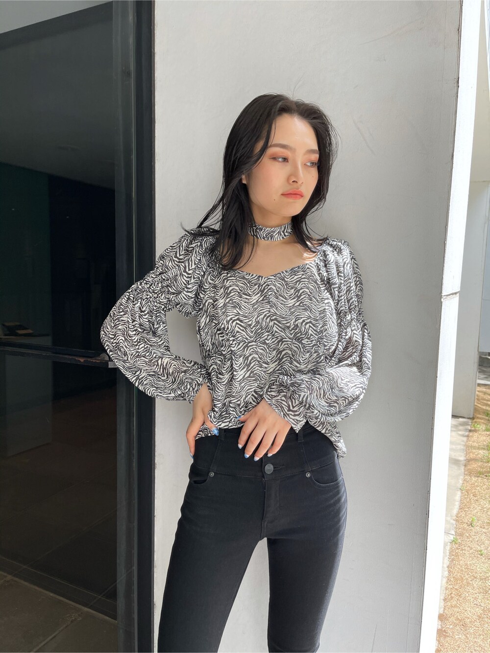 ブラック系のデニムパンツ、ブラック系のサンダル、その他のシャツ/ブラウスを着用したレディースの春コーディネートの3枚目の写真