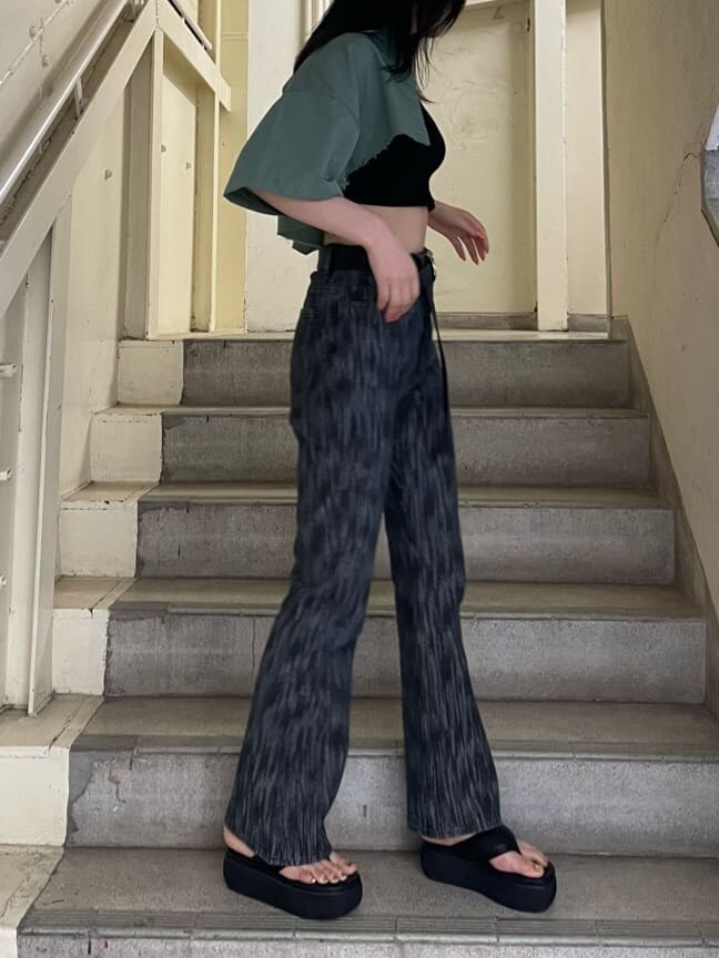 ブルー系のシャツ/ブラウス、ブラック系のデニムパンツ、ブラック系のサンダルを着用したレディースの夏コーディネートの2枚目の写真