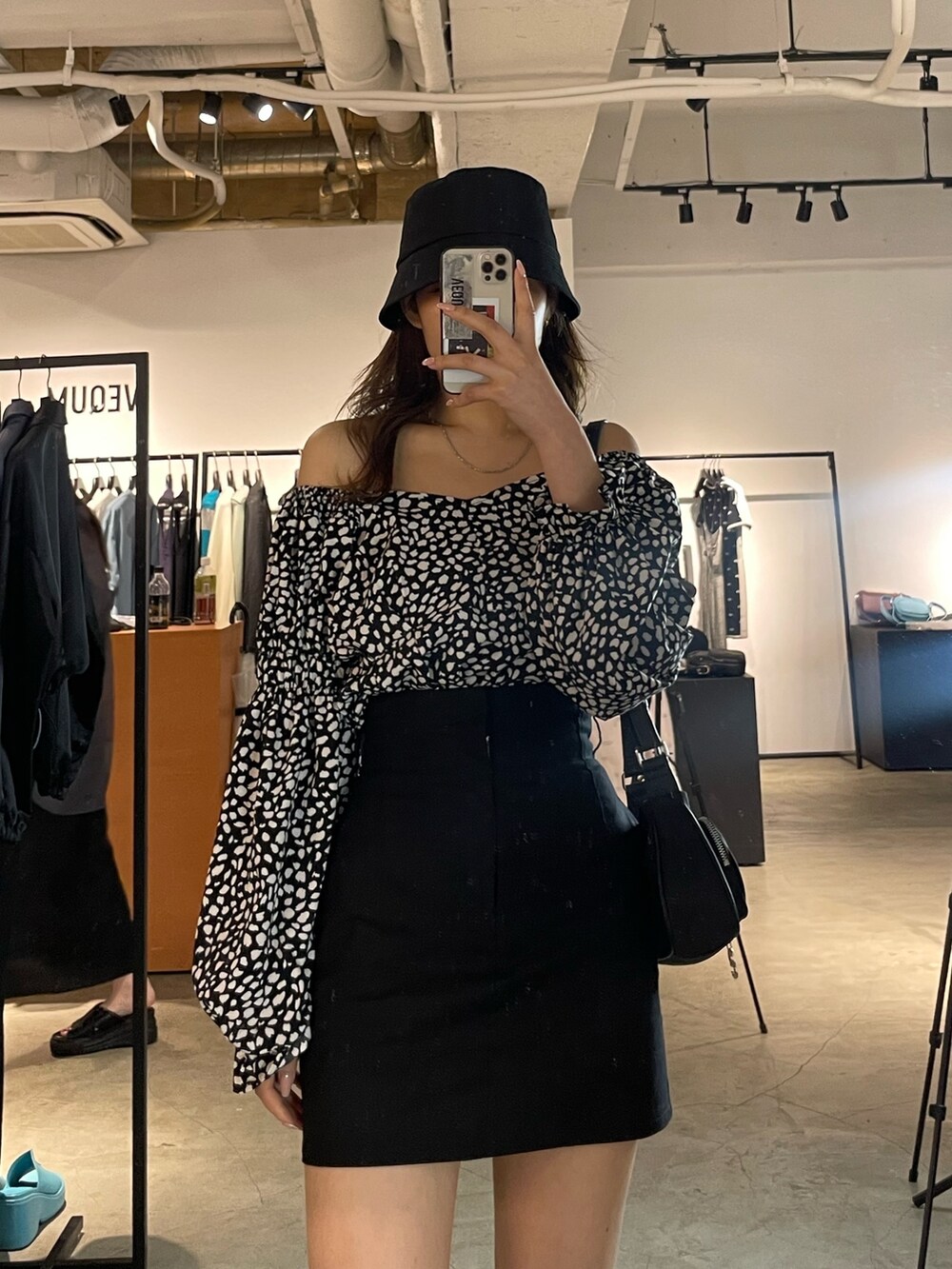 ブラック系のスカート、ブラック系のブーツ、その他のシャツ/ブラウスを着用したレディースの春コーディネートの3枚目の写真