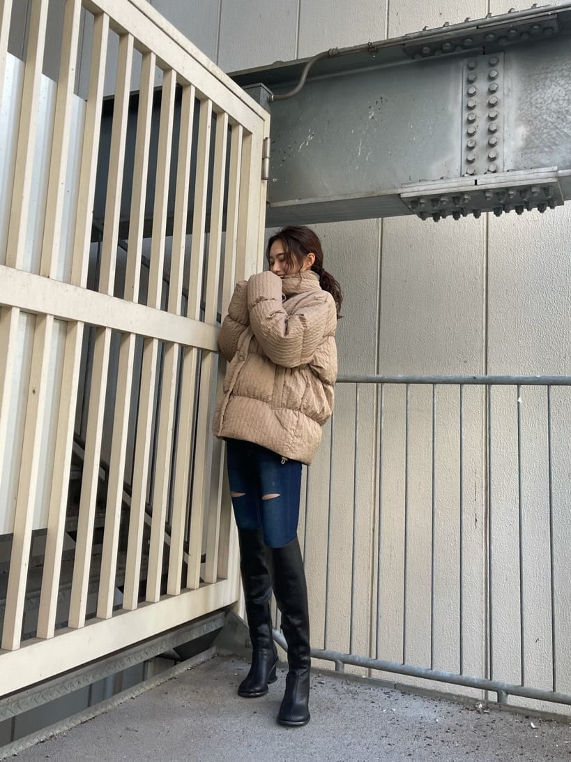 ブルー系のデニムパンツ、ブラック系のブーツ、ホワイト系のTシャツ/カットソーを着用したレディースの秋コーディネートの5枚目の写真