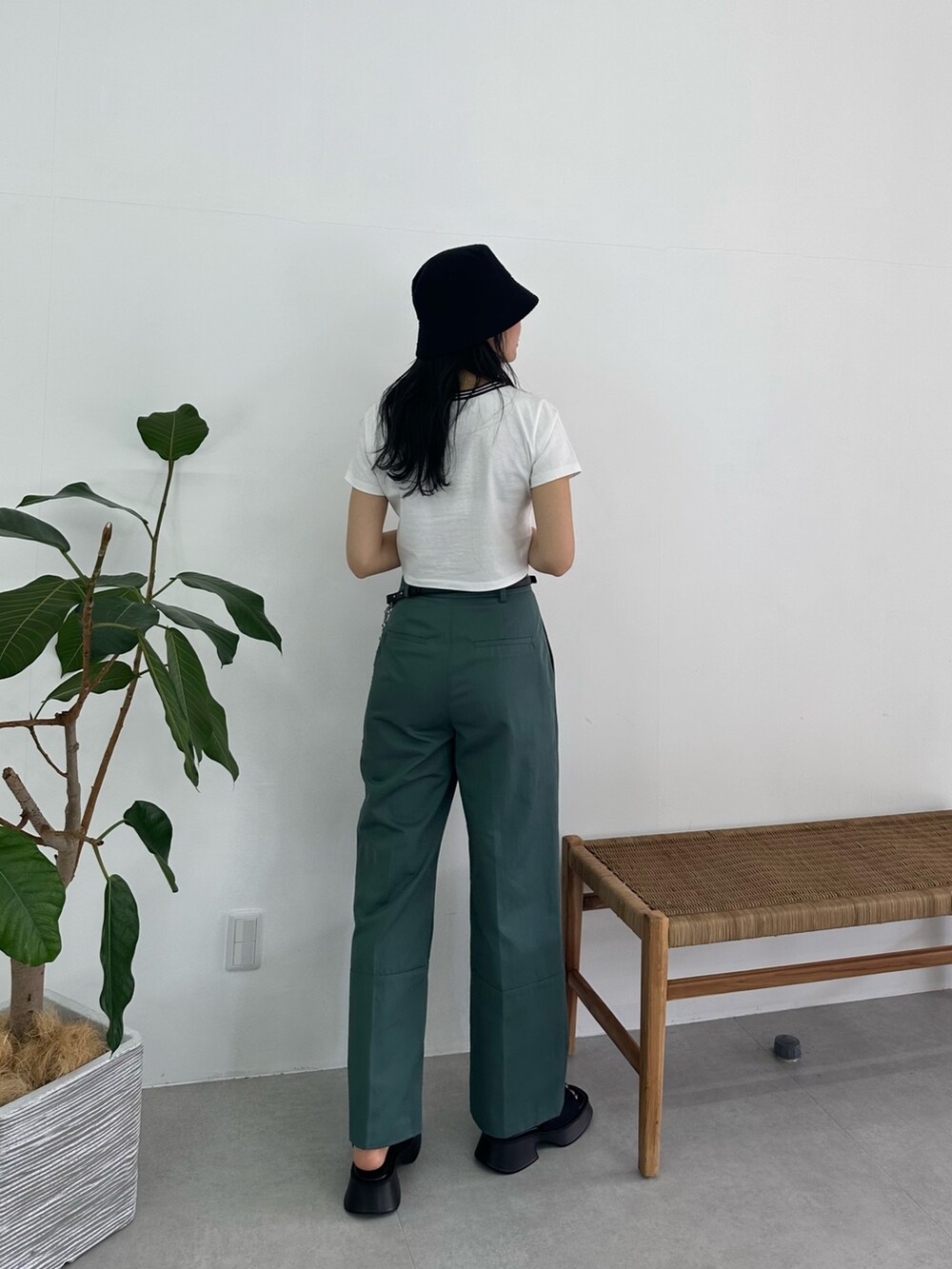 グリーン系のその他パンツ、ホワイト系のTシャツ/カットソー、ブラック系のサンダルを着用したレディースの夏コーディネートの2枚目の写真