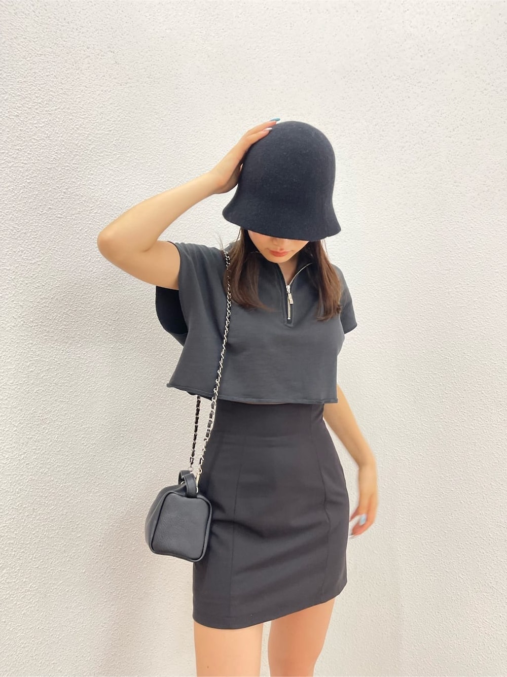 ブラック系のスカート、ブラック系のサンダル、ブラック系のTシャツ/カットソーを着用したレディースの夏コーディネートの3枚目の写真