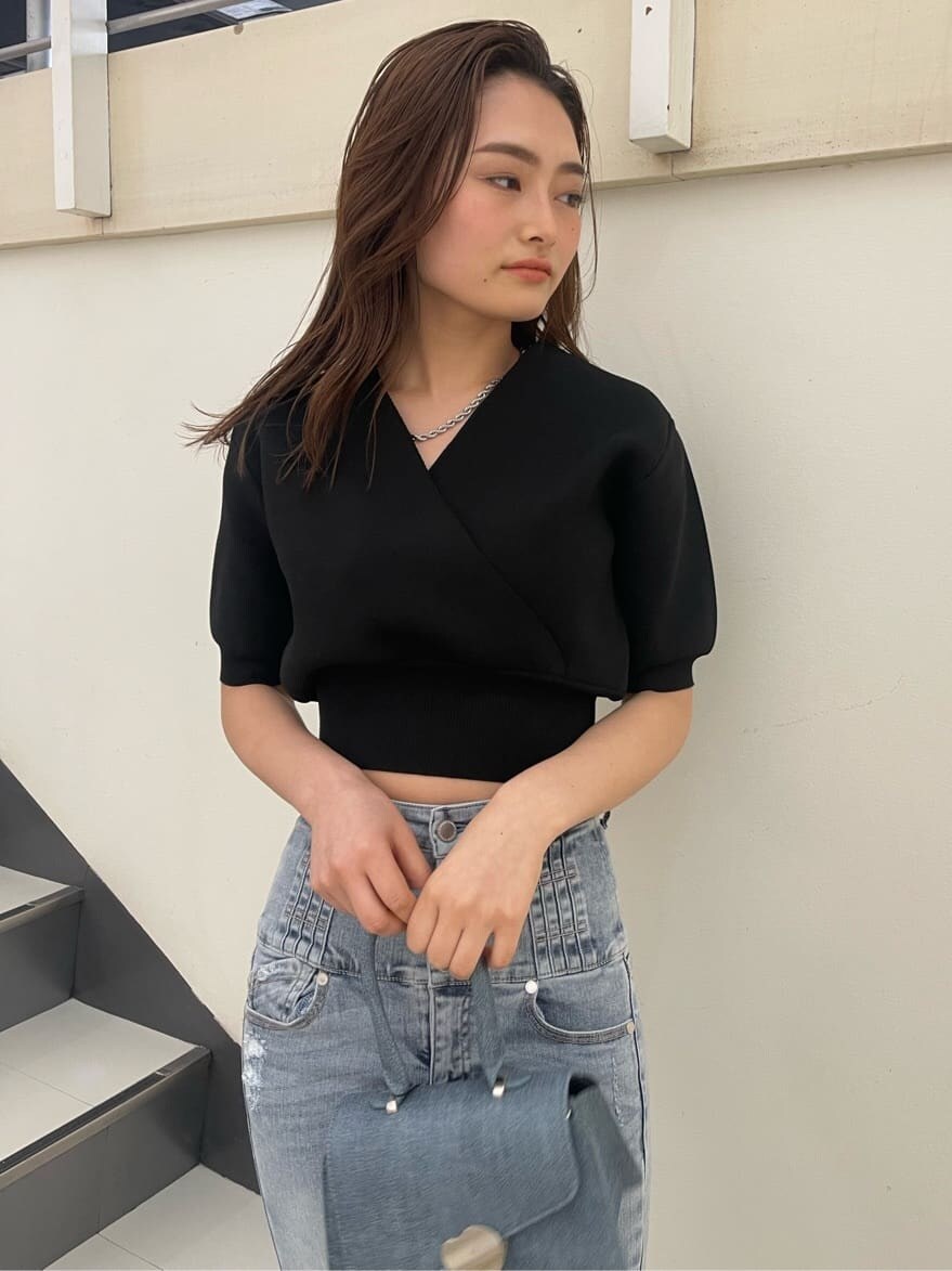 ブラック系のニット/セーター、ブルー系のハンドバッグ、ブラック系のサンダルを着用したレディースの春コーディネートの4枚目の写真