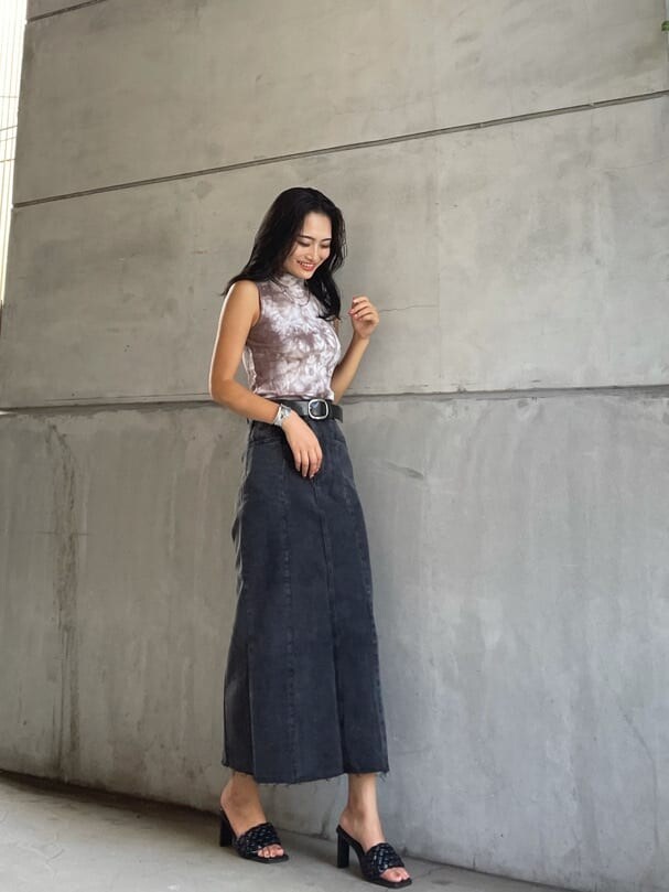 ブラック系のデニムスカート、その他のTシャツ/カットソー、ブラック系のサンダルを着用したレディースの夏コーディネートの2枚目の写真