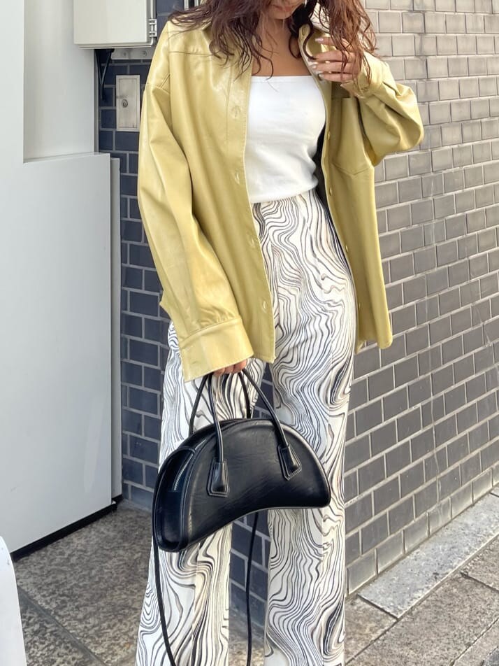 その他のその他パンツ、ブラック系のブーツ、イエロー系のシャツ/ブラウスを着用したレディースの秋コーディネートの4枚目の写真