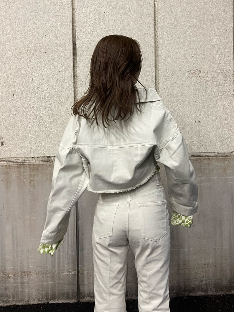 ブラック系のローファー、ホワイト系のデニムジャケット、その他のTシャツ/カットソーを着用したレディースの冬コーディネートの4枚目の写真