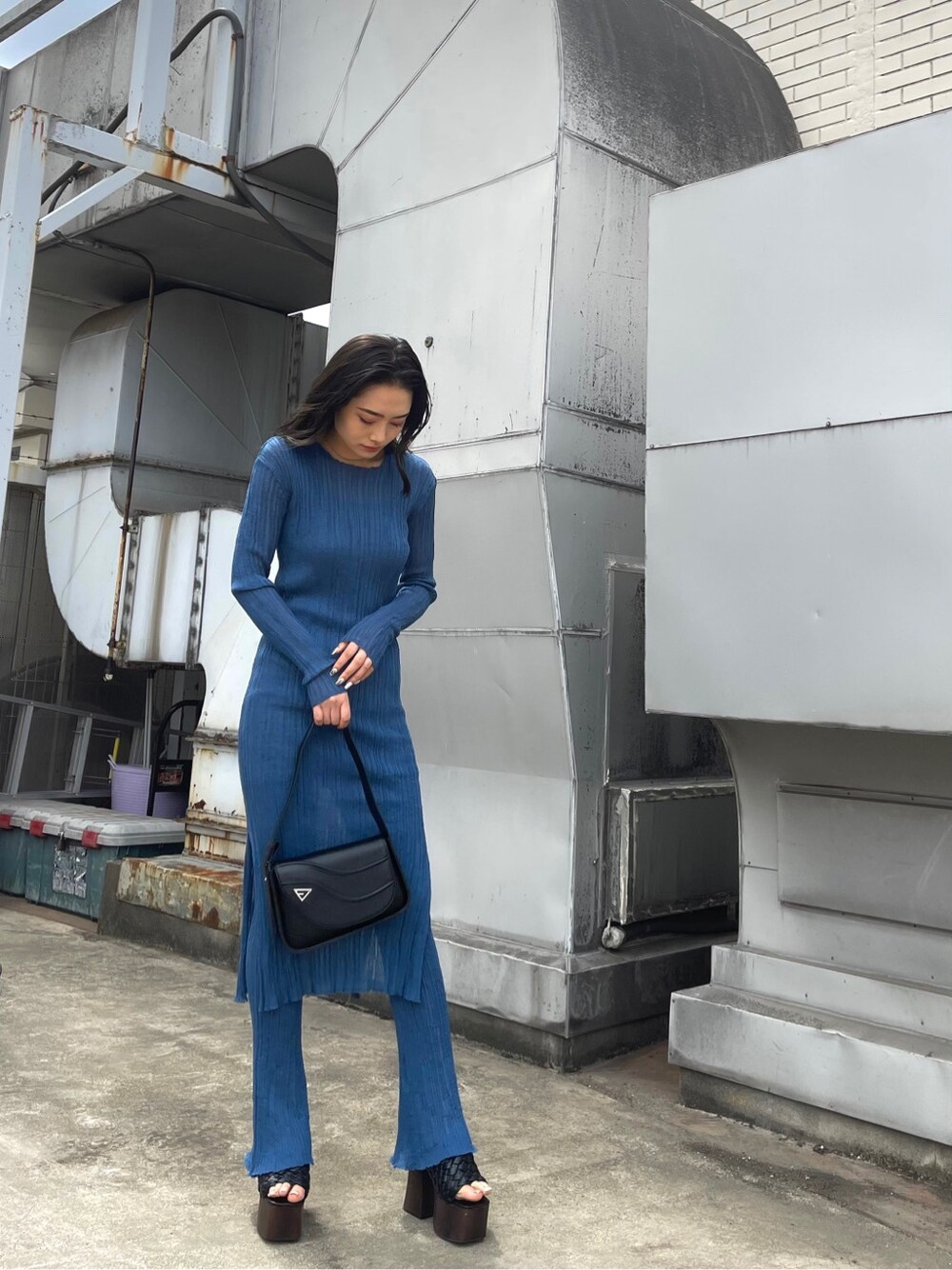 ブラック系のサンダル、ブルー系のその他パンツ、ブラック系のショルダーバッグを着用したレディースの春コーディネートの2枚目の写真