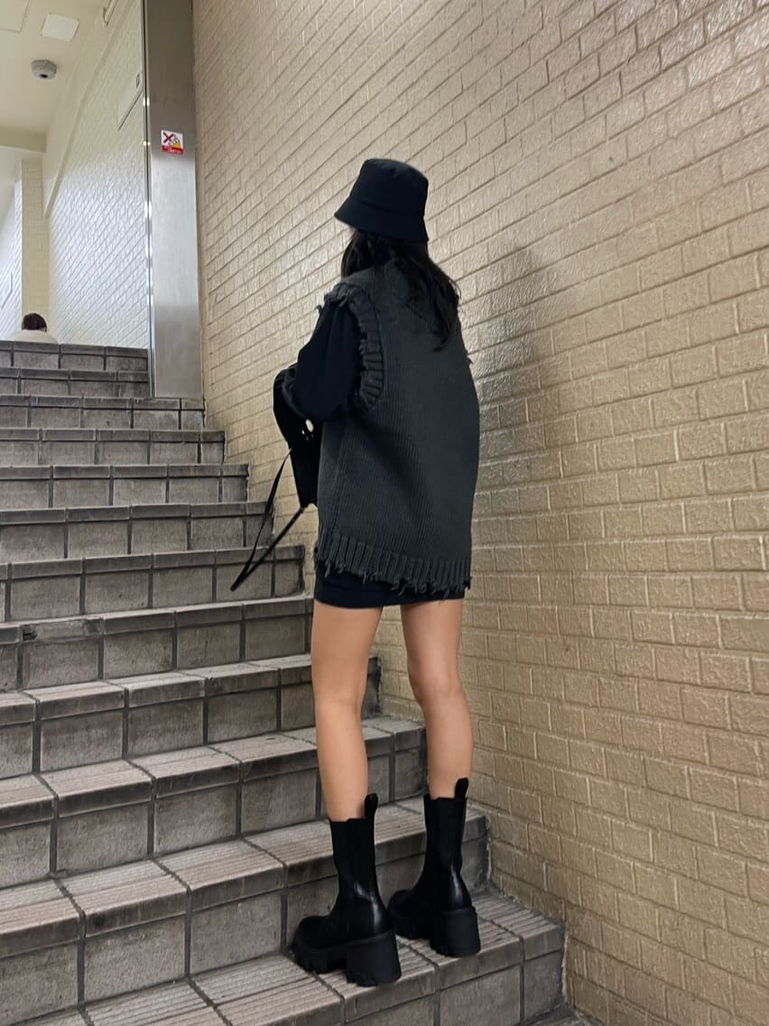 ブラック系のブーツ、ブラック系のスカート、ブラック系のシャツ/ブラウスを着用したレディースの秋コーディネートの3枚目の写真