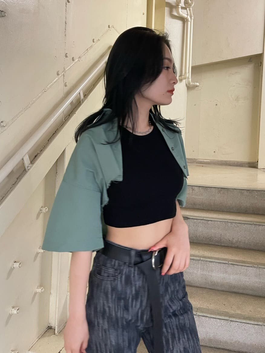 ブルー系のシャツ/ブラウス、ブラック系のデニムパンツ、ブラック系のサンダルを着用したレディースの夏コーディネートの4枚目の写真