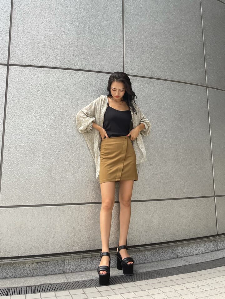 イエロー系のスカート、その他のシャツ/ブラウス、ブラック系のサンダルを着用したレディースの夏コーディネートの2枚目の写真